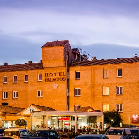 Hotel Palacios Alfaro Bagian luar foto