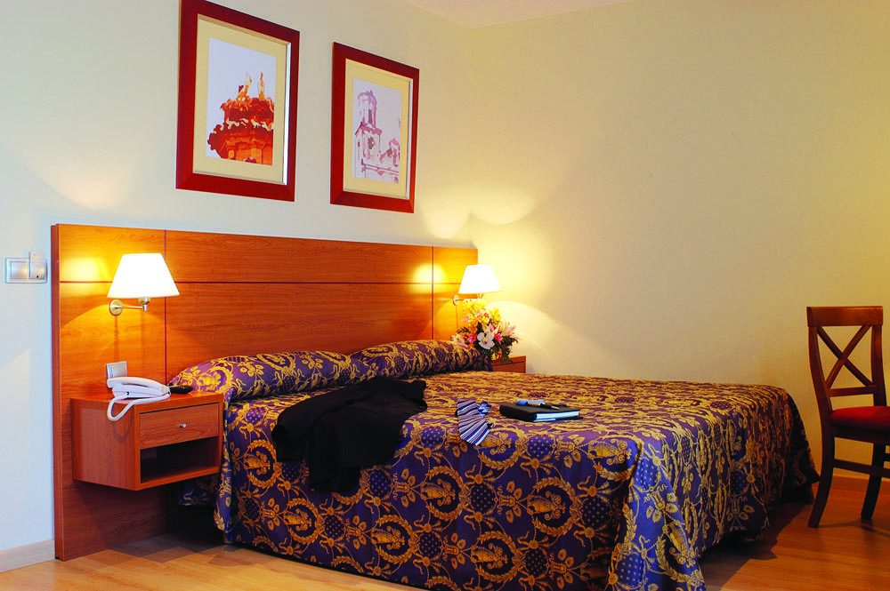 Hotel Palacios Alfaro Bagian luar foto