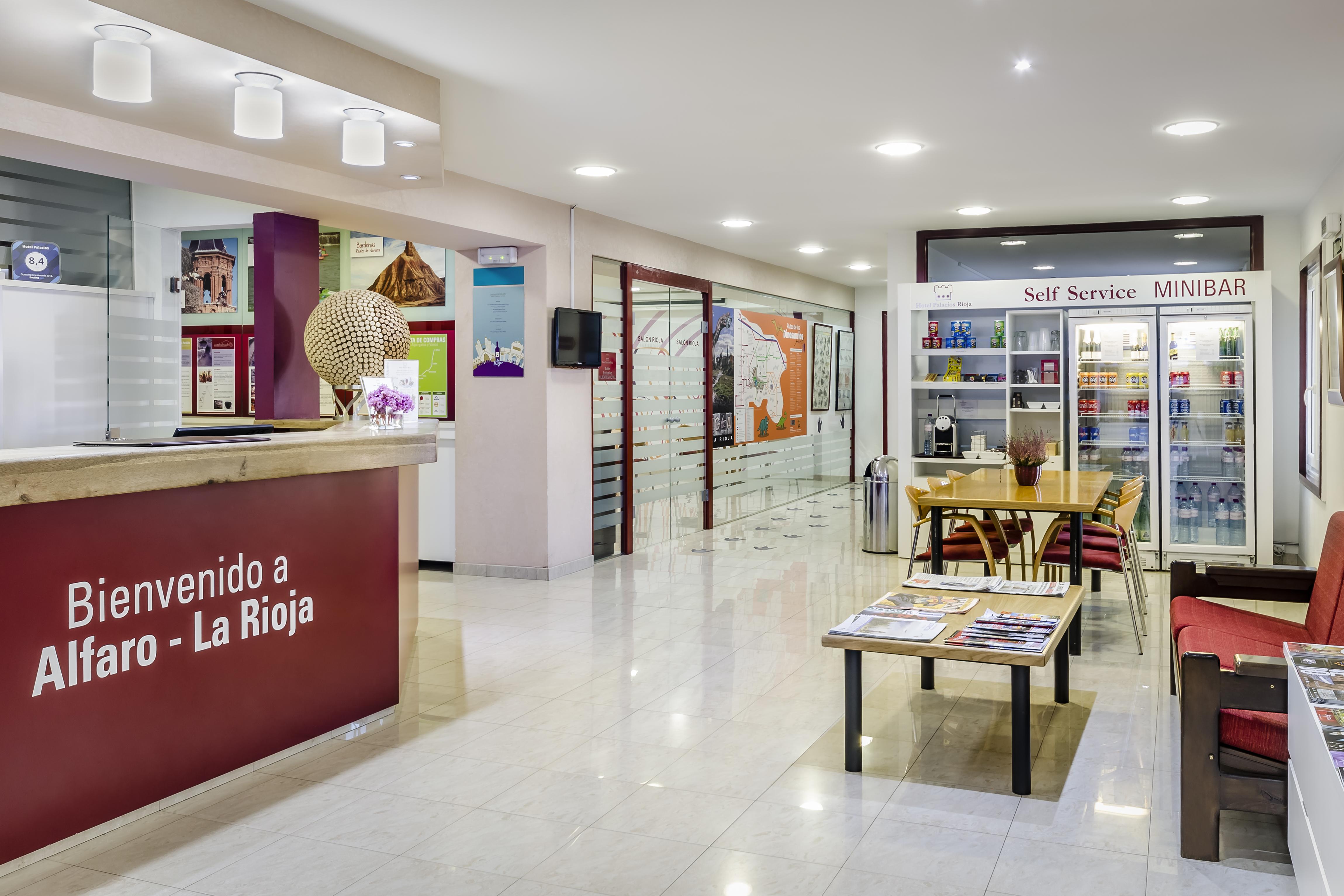 Hotel Palacios Alfaro Bagian luar foto