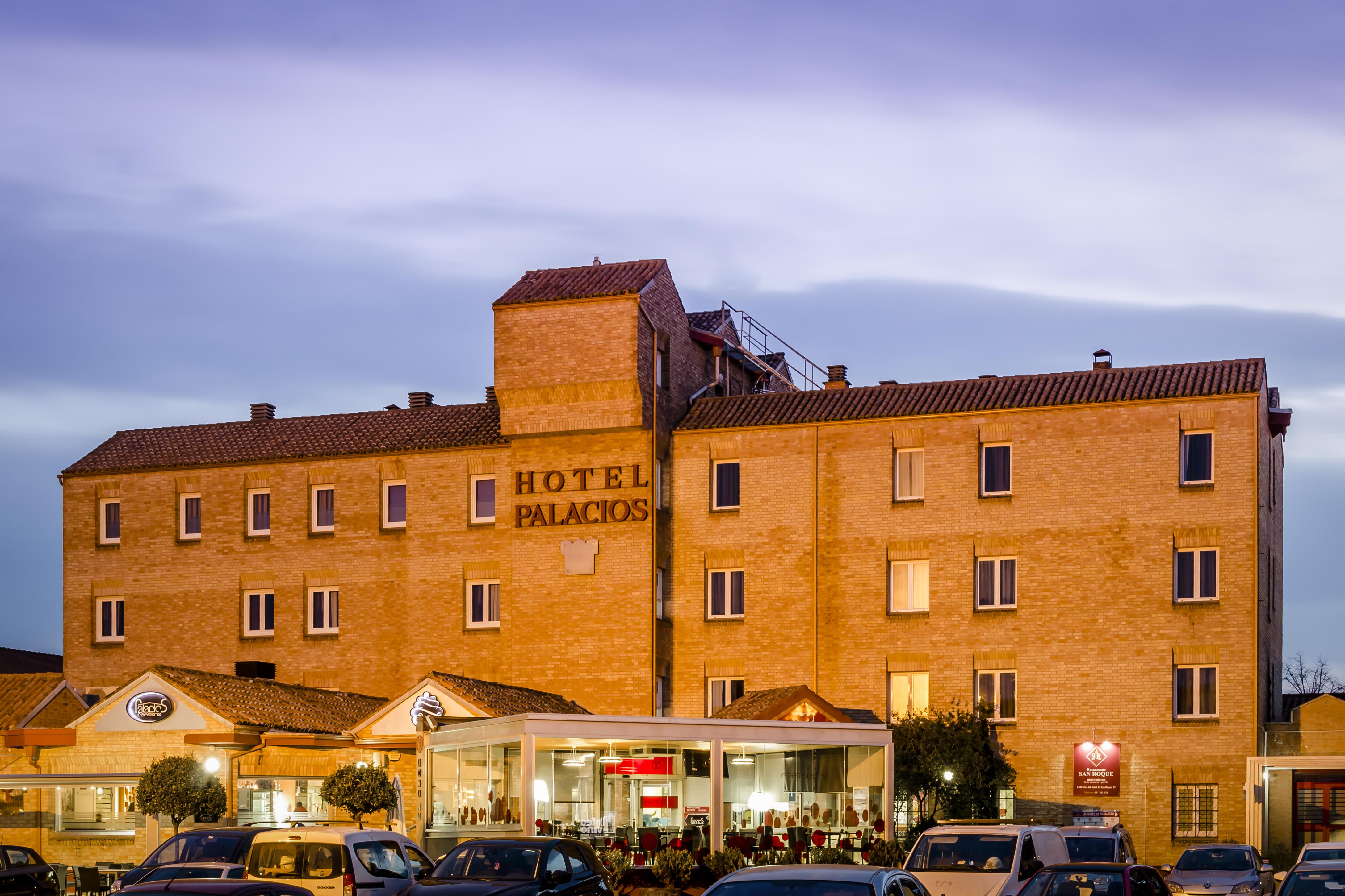 Hotel Palacios Alfaro Bagian luar foto