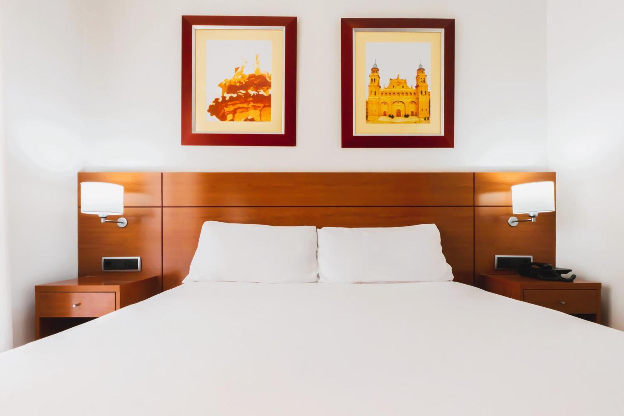 Hotel Palacios Alfaro Bagian luar foto