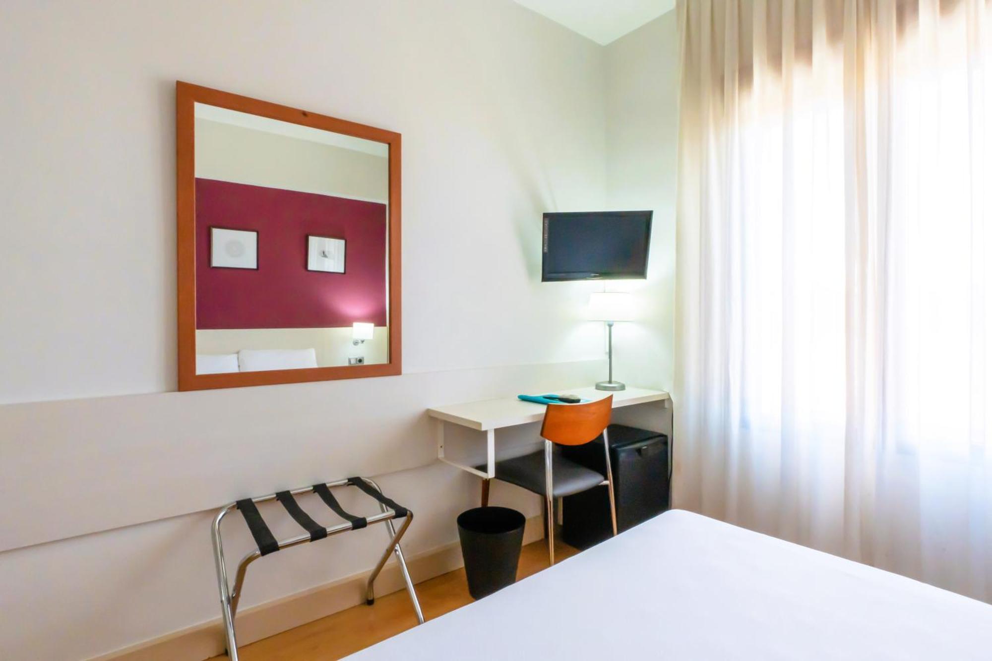 Hotel Palacios Alfaro Bagian luar foto