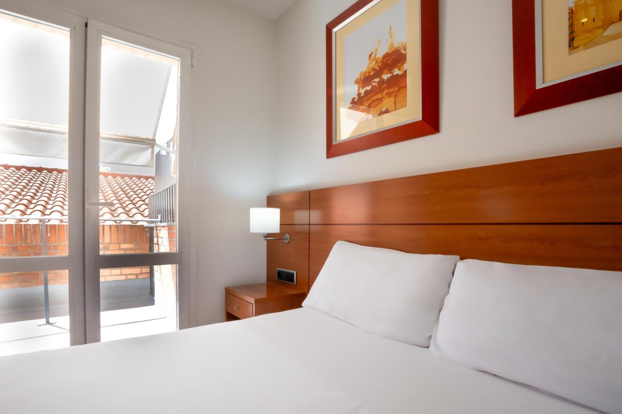 Hotel Palacios Alfaro Bagian luar foto